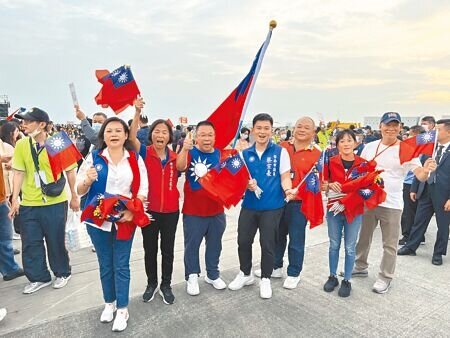國民黨台南市議員林燕祝(持國旗左起)、王家貞、蔡育輝、蔡宗豪及李中岑(右二)等5人,8日準備2000支小國旗前往空軍台南基地的晚會現場發送。(洪榮志攝)