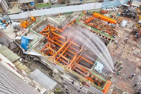 台北市信義區崇德街60巷在5月時發生路面塌陷,為避免類似情況再次發生,市長蔣萬安下令,要求建商施工前須先檢測附近地下狀況。(本報資料照片)