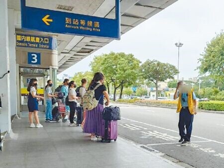 
高雄小港機場遭旅客抱怨時常等不到計程車，小港機場表示車輛不足會請其他車行支援，目前航班已逐漸恢復，會增加司機加入排班車隊意願。（任義宇攝）
