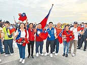 台南國慶晚會驟雨攪局　蔡英文急穿雨衣