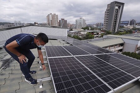 
稅務機關表示，如果只以支柱直接支撐太陽能光電板，沒有其他建材鋪蓋，免徵房屋稅。圖∕本報資料照片
