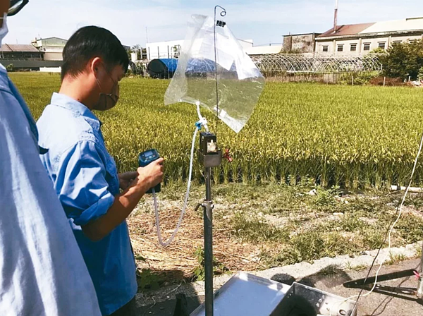 彰化縣大村鄉一家羽毛飼料廠遭勒令停工，環保局在工廠周邊架設監控設備。圖／環保局提供