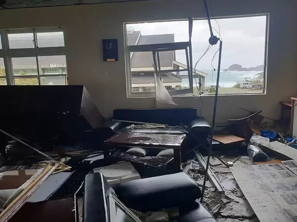小犬颱風重創蘭嶼校園,教室窗框被強風吹走,室內一片混亂。圖/校方提供