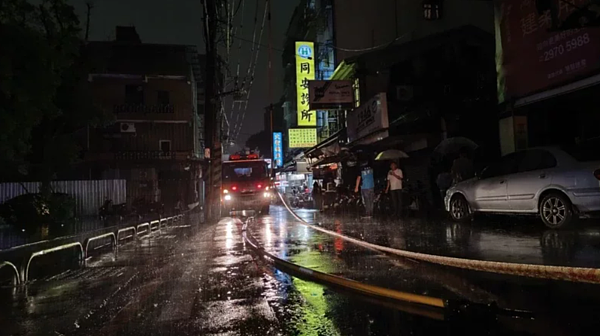 三重區大同南路晚間因電纜掉落,引發小型走火,幸已修復復電。圖/摘自王威元臉書