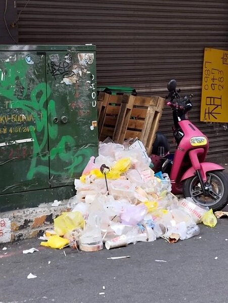 逢甲夜市連假湧入人潮,巷弄堆滿垃圾,讓居民抱怨連連。圖/林祈烽提供