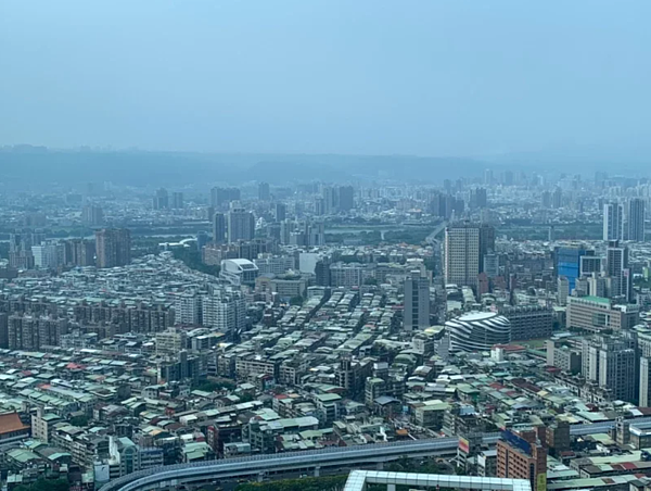 板橋社後地區發展迅速,地方對於要不要蓋輕軌建設爭論許久。記者葉德正/攝影