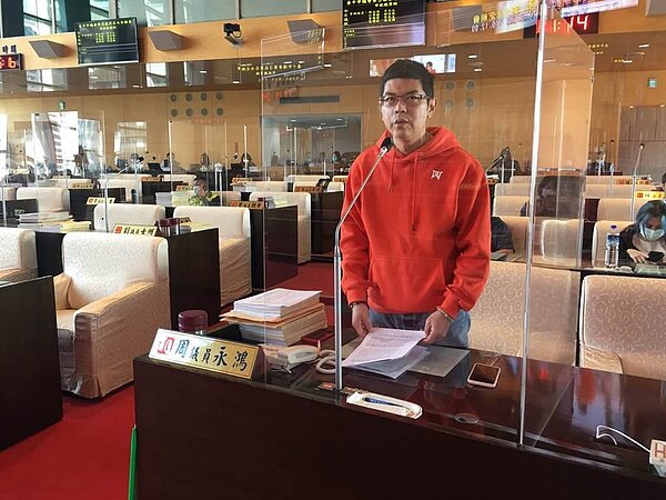 台中市議員周永鴻表示,許多民眾陳情指稱APP經常無法即時更新垃圾車的動態,甚至有出現時間回溯的情況。(周永鴻提供)