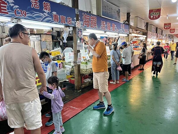 桃園市永安漁港觀光漁市今年11月為換約、整修期,全區將暫停營業1個月,預計12月1日重啟營業。(中壢區漁會提供/蔡明亘桃園傳真)