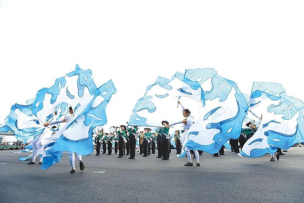 日本東京農業大學第二高等學校吹奏樂部「翡翠騎士」今年首度受邀來台將在國慶大會演出,在台灣的第1場表演8日於高雄港7號碼頭登場,熱情精湛的表演感染現場民眾。(高市府新聞局提供/洪靖宜高雄傳真)