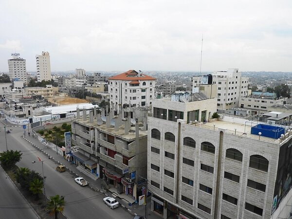 巴勒斯坦伊斯蘭主義運動組織哈瑪斯突襲以色列，以色列反擊加薩走廊，傷亡慘重。圖為加薩城／維基百科