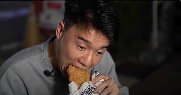 Toyz拍攝「公審超派的炸雞店」影片。 圖/翻攝自Toyz「公審超派的炸雞店!」影片