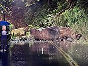 新北石碇晚間傳土石崩落　2公尺巨石砸落道路雙向一度封閉