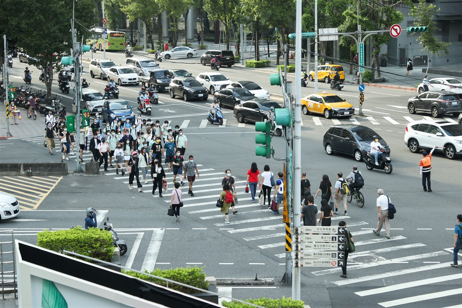 忠孝東路、基隆路口於上下班時間，行人穿越多。記者曾原信／攝影 