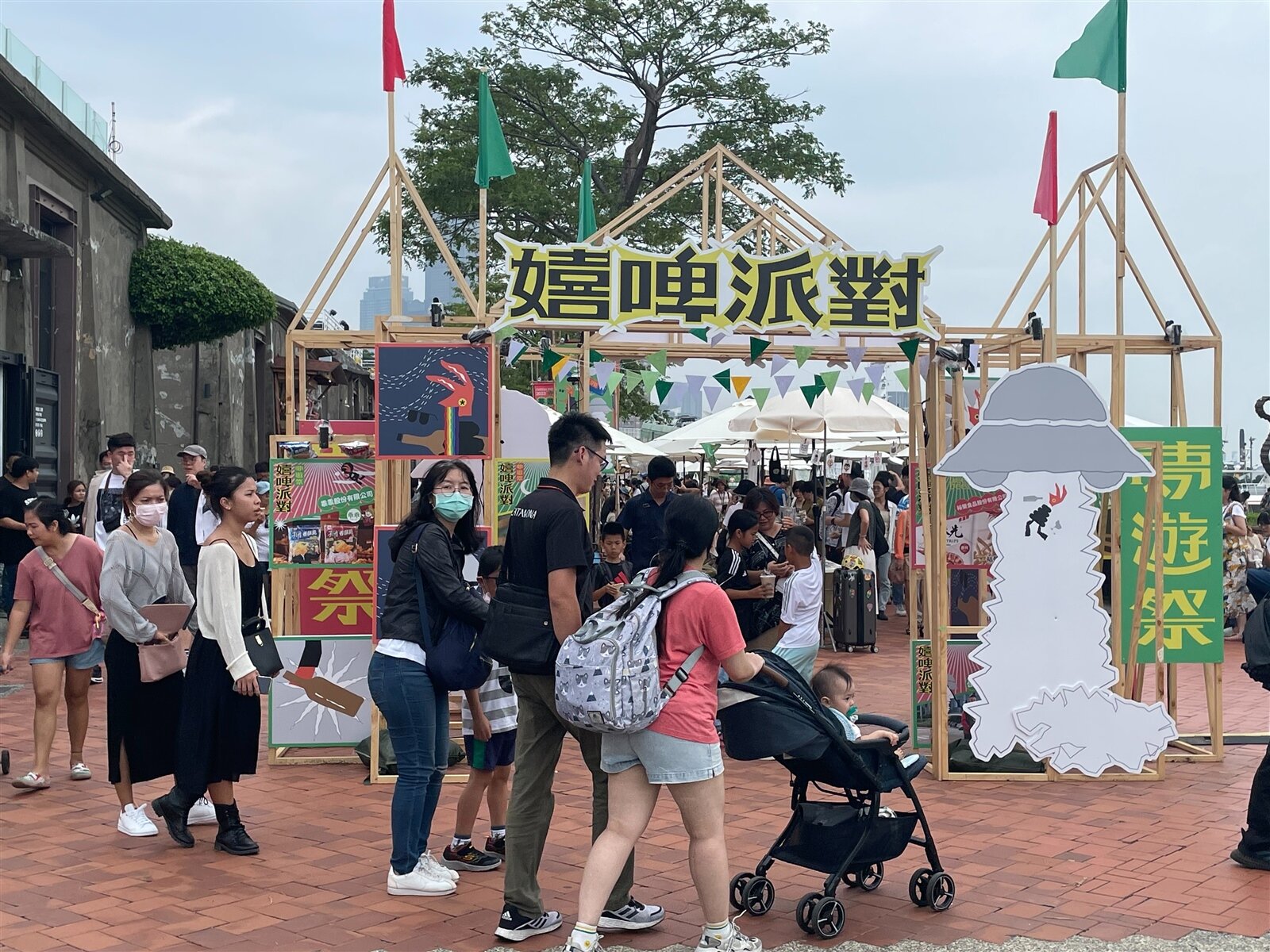 高雄駁二藝術特區市集因國慶連假漲租,青年攤商大呼吃不消,文化局指主題市集成本不同,租金也不一樣。記者徐如宜/攝影