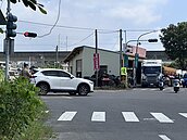 歸仁五岔路口險象環生　用路人：不知該看哪個紅綠燈走