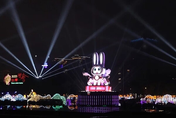 2023年台灣燈會主燈「玉兔壯彩」高16公尺、長11公尺、寬8公尺,有20噸重,因體積龐大、維運費用破千萬,活動結束後8個月了仍無單位認養,北市府發函請求中央協助。圖/聯合報系資料照