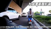整群汽車誤闖機車道造成回堵　警：最高可罰1800元