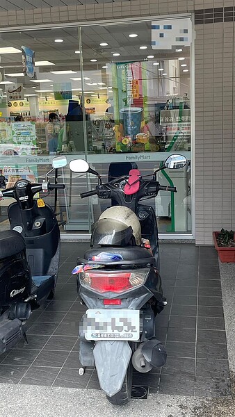 有網友貼出有機車儀表板的中央綁了一隻人字拖,稱還蠻聰明的,正好可當手機架。圖/翻攝自路上觀察學院