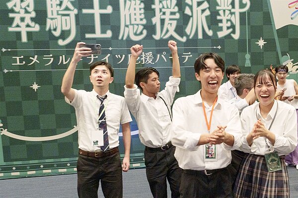 應援派對上,台日四校學生互動熱烈,學生們不只把握時間拍照留念,更交換社群軟體,相約要保持聯繫。圖/新聞處提供