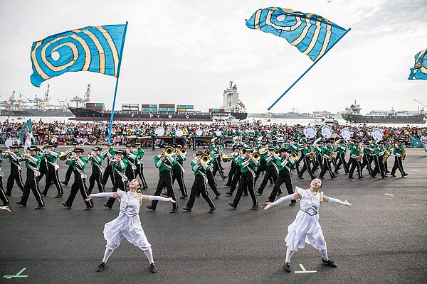 「翡翠騎士」日本東京農業大學第二高等學校吹奏樂部,今年首度受邀來台,將在國慶大會演出,在台灣的第一場表演獻給高雄。圖/新聞局提供