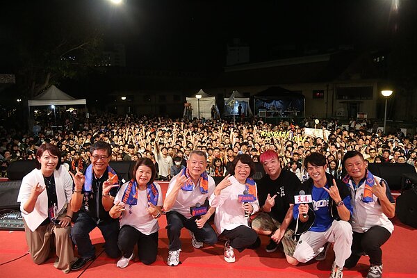 黃敏惠特地披上活動紀念毛巾,到場與年輕朋友同樂,更在台上與電視八點檔「天道」的男主角東俊,一起高唱經典歌曲《歡喜就好》。圖/文化局、觀光新聞處提供