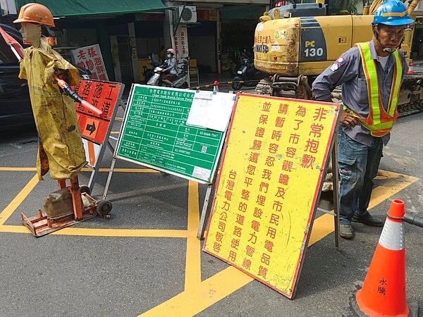 市府電桿地下化自109年至111年累計完成103案,下地電桿656支,今年預計完成29案,目前已完成23案。圖/經發局提供