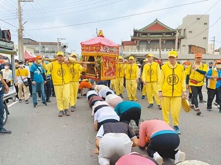 
苗栗縣白沙屯拱天宮媽祖9日首度前往雲林縣台西鄉贊境，上萬人相迎，沿途信眾爭相鑽轎底，祈求媽祖賜福。（張朝欣攝）
