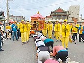 白沙屯媽祖首遶境台西　上萬信眾接駕