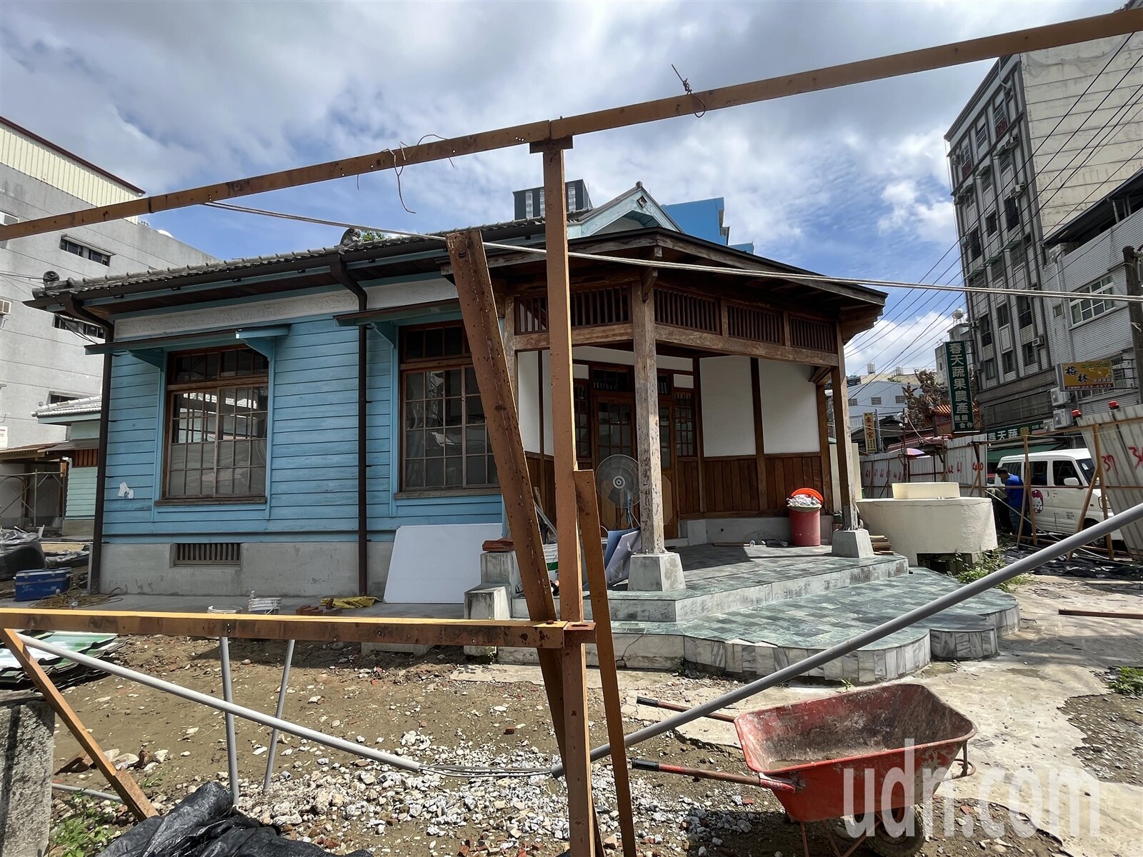 圍籬一拆除東門派出所樣貌呈現在眼前。記者李宗祐／攝影 