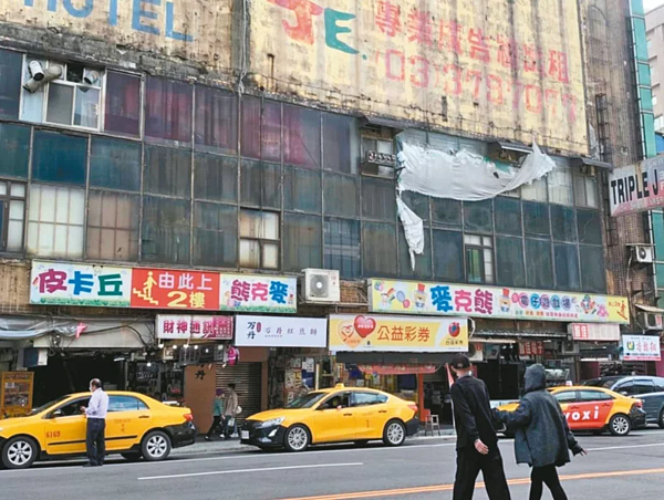 桃園、中壢2個舊城區老舊市容常遭批評,未來可加速都更。圖為中壢車站前的財神大樓。聯合報資料照片