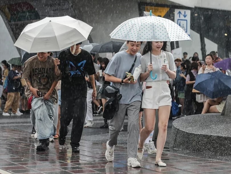 東北季風南下，北台下雨，降溫轉涼很有感。圖／聯合報資料照片
