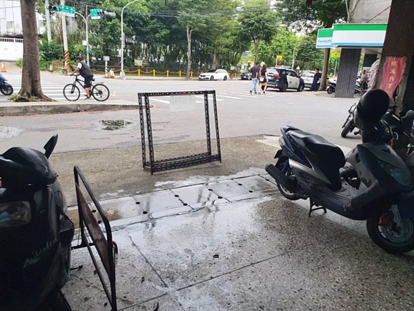 事發現場地面滿是鮮血,店家趕緊沖洗。記者黃子騰/翻攝