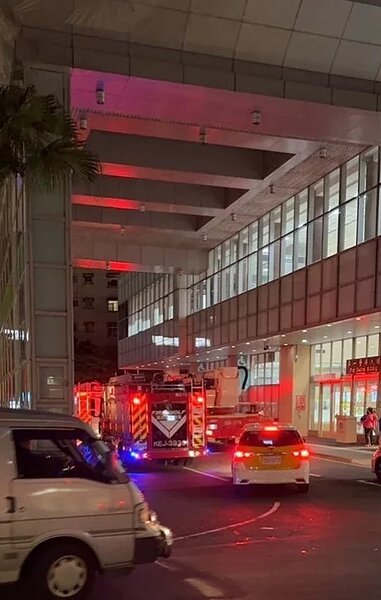 救護人員趕往雙和醫院救援。圖/記者黃子騰翻攝