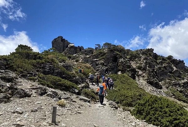 台灣愈來愈多人喜愛登山活動,再加上政府「開放山林」政策,登山人潮成長。圖/聯合資料照片