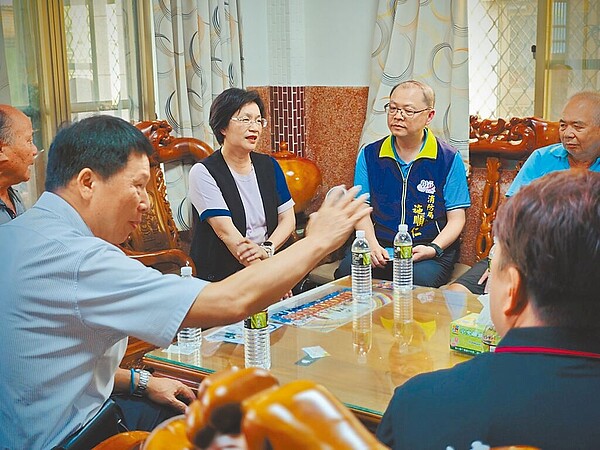 彰化縣長王惠美(後排右三)得知全縣復電以後,第一時間也在臉書感謝台電辛勞;同時呼籲台電找出原因,研擬SOP,才能解決問題。圖/彰化縣政府提供