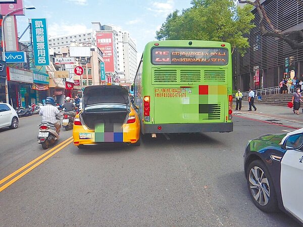 台中市北區學士路、五義街口在9月28日上午發生公車閃避自小客與計程車擦撞事故，一名領有身障手冊的林姓男子疑聽到謝姓男子因車禍與人口角的爭吵聲，上前推打謝男，未料謝男心臟病發當場倒地。（民眾提供／馮惠宜台中傳真）