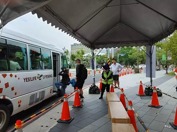 新店裕隆城雙十國慶連假湧現人車潮,接駁車也超夯。圖/新北市交通局提供