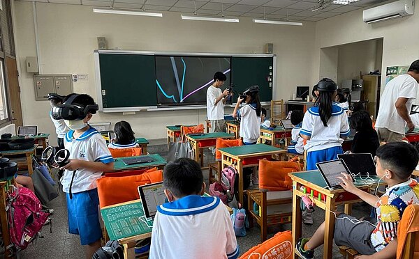 新竹市積極推動「班班有網路,生生用平板」、「班班有大屏,一師一載具」政策,將在未來3年內以每年建置800間智慧教室的目標。圖/新竹市政府提供