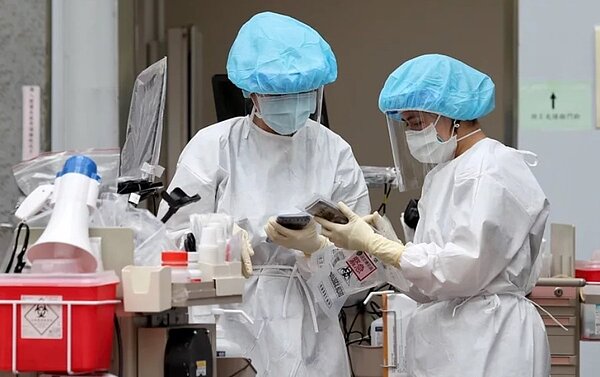 根據1111人力銀行的調查,護理人員對工作的滿意度極低,其中促使護理人員離開工作的因素包括有「薪資待遇與付出不成正比」79.6%、「常態加班身心俱疲」54.6%、「護病比過高」53.6%、「責任制壓力過大」48.6%。圖/聯合資料照片