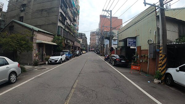 新北市政府為改善蘆洲區和平路鋪面品質,將於10月13日、14日晚間10時至隔天清晨6時分兩階段封閉和平路進行銑鋪。圖/新北市工務局提供