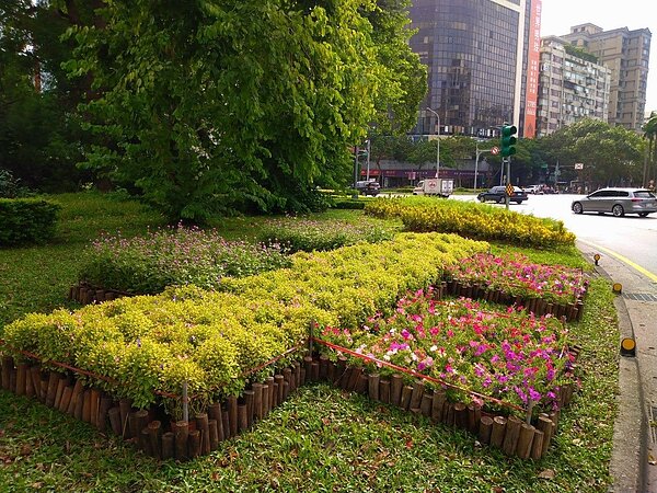 仁愛圓環上其一雙十造景。圖/公園處提供