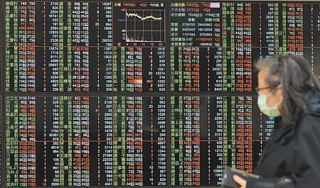 法人表示,台股已拉回整理一波,目前正是逢低分批布局好時點,第四季旺季即將到來,建議以台股高息ETF中的半導體收益ETF為核心配置穩固資產,參與投資契機。圖∕本報資料照片