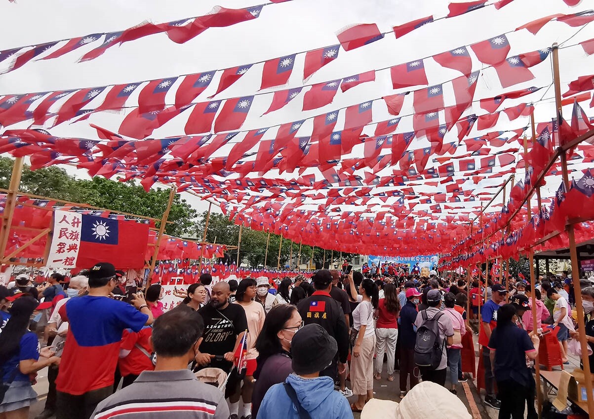 慶祝雙十國慶日，國旗屋張老旺升旗典禮旗海飄揚，2000人升旗感人。記者曾增勳／攝影 