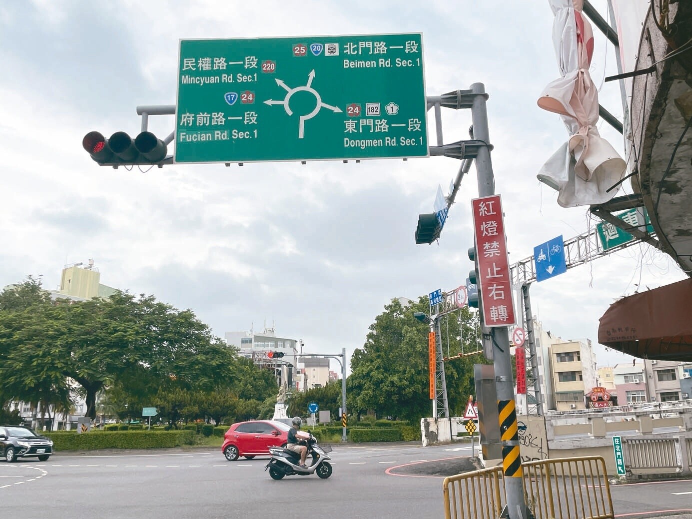 台南大同路與東門圓環的路口，8月底改為紅燈禁止右轉。記者林伯驊／攝影 