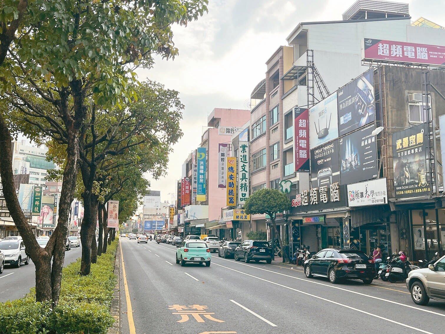 嘉義市政府整頓凌亂的廣告招牌,維護公共安全、大幅改善市容,圖為嘉義火車站前改善情況。記者李宗祐/攝影