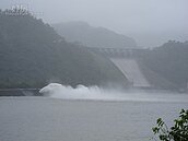 康芮颱風帶來豪雨　石門水庫排洪確保安全
