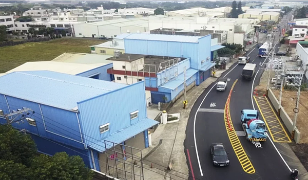 桃園市府推動「開瓶計畫」打通瓶頸道路,明年度購地預算更將增加1倍以上。但民代認為增加的經費仍是九牛一毛,呼籲應釋出容移代金。圖為桃園市楊梅區高上路一段與幼獅路二段524巷口經過開瓶計畫後,改善路況。圖/桃園市工務局提供