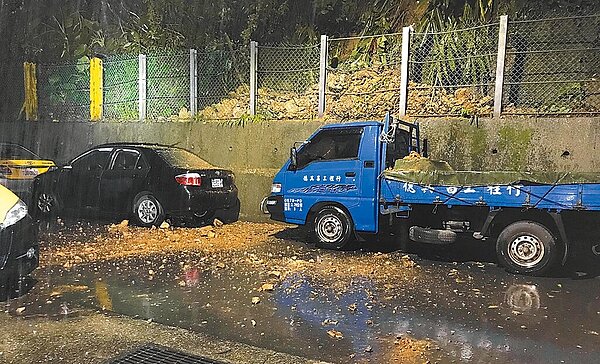 基隆市暖暖區東勢街10日凌晨發生邊坡土石崩落狀況,市議員陳冠羽質疑是林業署水土保持工程未完善所致。圖/市議員陳冠羽提供
