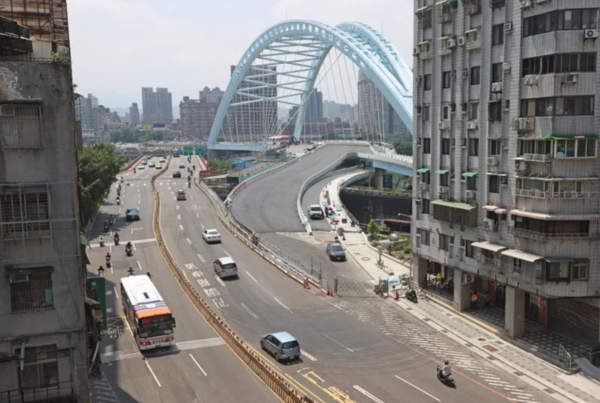 耗資33億元的中正新橋，是連接台北中正區與新北永和區的重要橋樑，今年10月8日開通台北往新北方向。聯合報資料照