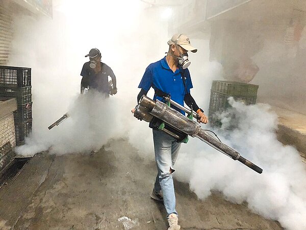 彰化縣衛生局10日宣布彰化縣已發生首起登革熱群聚事件,已協調環保局及公所清潔隊在八卦山大佛風景區周遭進行化學防治噴藥。圖/彰化縣政府提供